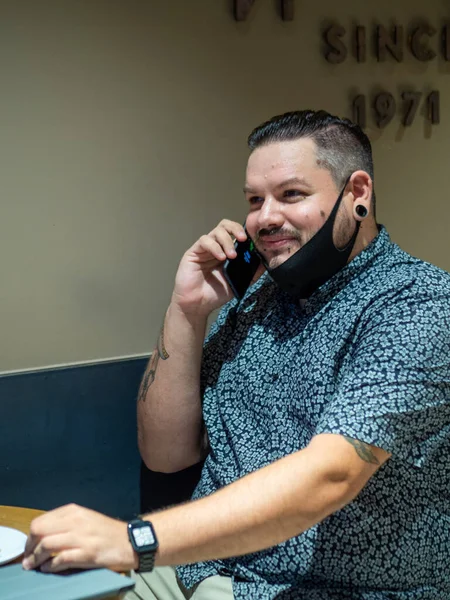 Disparo Hombre Con Una Máscara Médica Café Hablando Por Teléfono — Foto de Stock