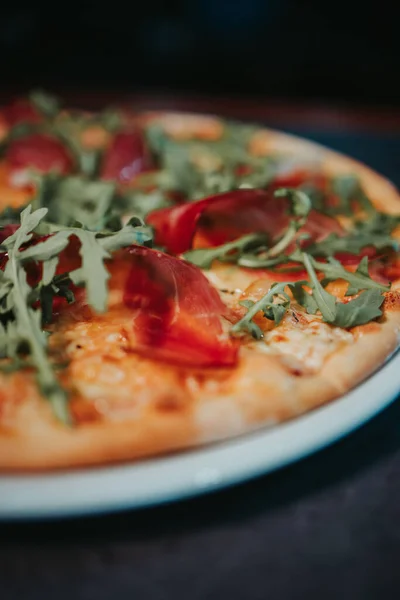 Disparo Vertical Una Deliciosa Pizza — Foto de Stock