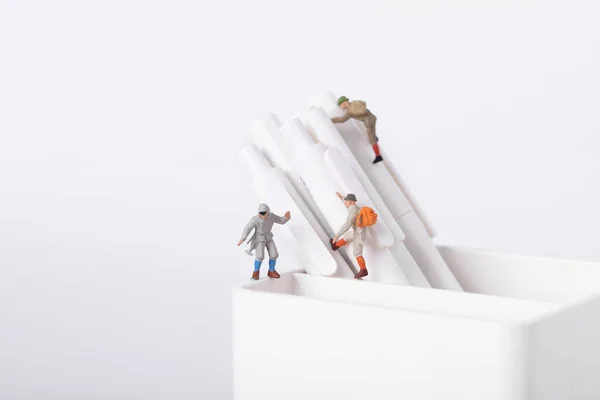 Gros Plan Figurines Élèves Grimpant Sur Des Stylos Dans Pot — Photo