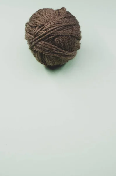 白い表面に糸の玉の垂直ショット — ストック写真