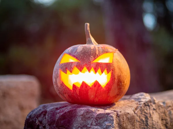 Крупный План Страшной Тыквы Светящейся Изнутри Вечеринки Хэллоуин — стоковое фото