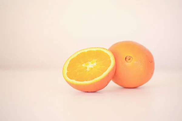 Primer Plano Una Naranja Medio Cortar — Foto de Stock