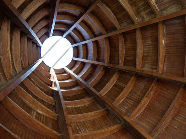 Una Toma Ángulo Bajo Una Estructura Madera Simétrica Con Agujero —  Fotos de Stock