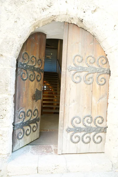 Vertical Shot Open Wooden Gate — Stock Photo, Image