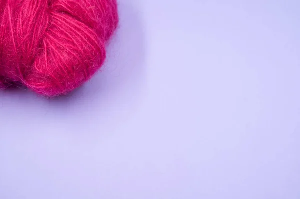 Высокоугольный Снимок Шара Розовой Пряжи Голубой Поверхности — стоковое фото