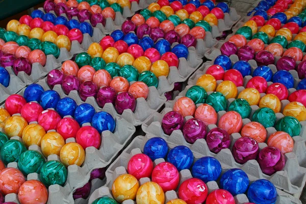 Primer Plano Coloridos Huevos Pascua Pintados Cajas Sobre Mesa — Foto de Stock