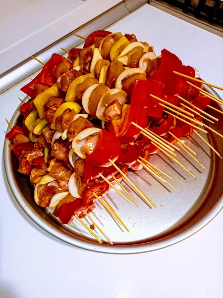 스쿠터 위에서 고기와 야채를 수직으로 — 스톡 사진