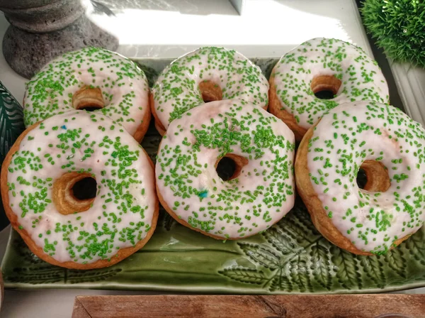 Eine Nahaufnahme Von Köstlich Aussehenden Donuts — Stockfoto