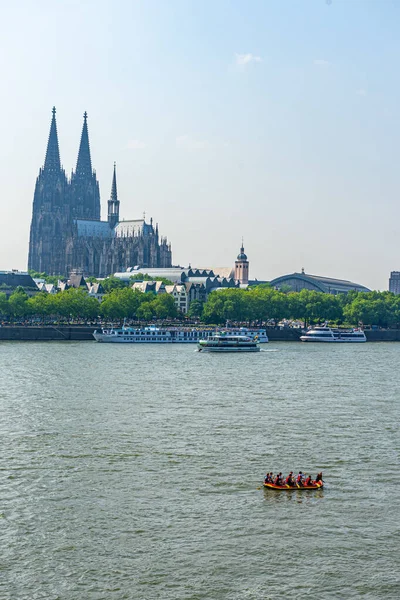Una Hermosa Vista Catedral Colonia Alemania Detrás Del Río — Foto de Stock