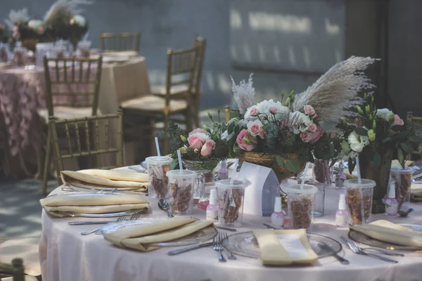 Egy Pár Felszolgált Asztal Egy Esküvőre — Stock Fotó