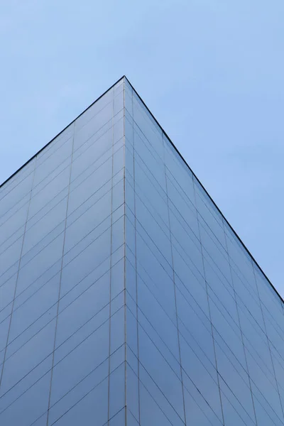 在白天拍摄的高玻璃建筑的一个垂直的低角度的照片 — 图库照片