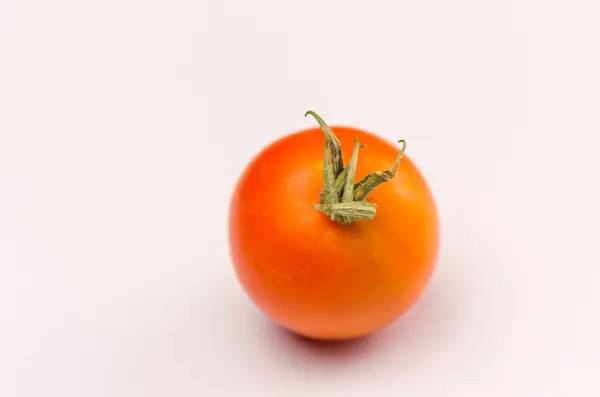 배경에 토마토의 클로즈업 — 스톡 사진