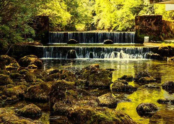 Красивый Водопад Текущий Реке Парке — стоковое фото