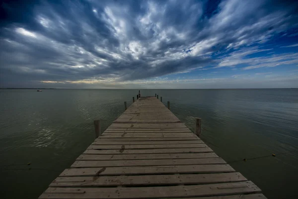 Pontone Legno Sulla Spiaggia Pittoresco Paesaggio Acquatico Panorama Sul Mare — Foto Stock