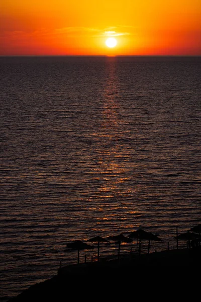 Una Toma Vertical Del Sol Poniéndose Sobre Mar — Foto de Stock