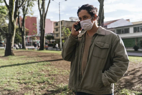 Yüz Maskeli Genç Bir Spanyol Telefonda Konuşuyor — Stok fotoğraf