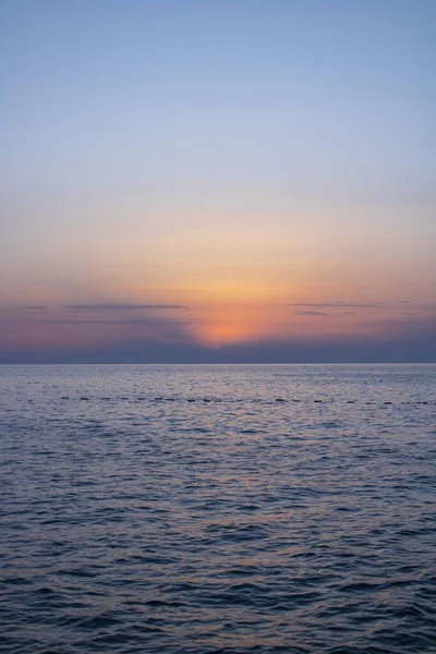 Plano Vertical Del Hermoso Cielo Atardecer Sobre Mar — Foto de Stock