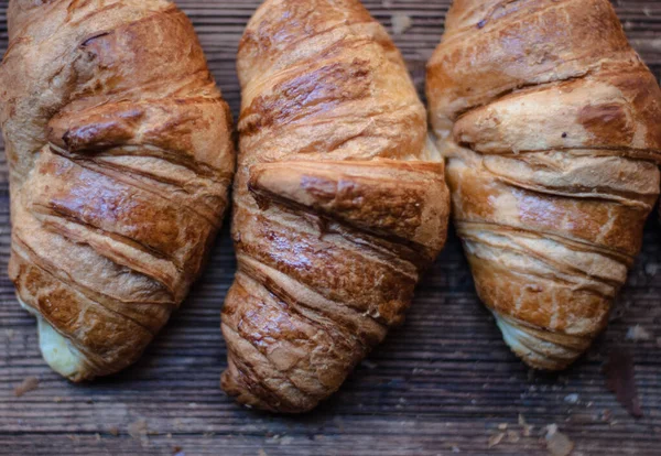 Close Croissants Recém Assados Mesa Madeira — Fotografia de Stock