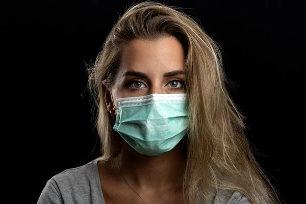 Een Jonge Blanke Vrouw Met Een Gezichtsmasker Het Concept Van — Stockfoto