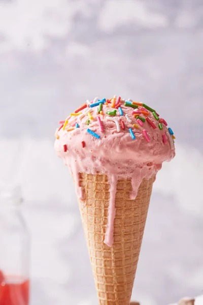 Вертикальний Крупним Планом Знімок Морозива Вафельному Склі — стокове фото