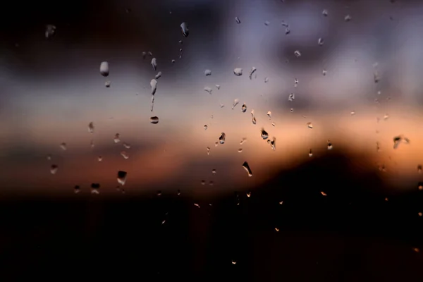 夕阳西下时 一个美丽的雨滴落在窗上 — 图库照片