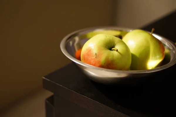 Tiro Close Uma Tigela Metal Com Fruta Fresca Maçã — Fotografia de Stock