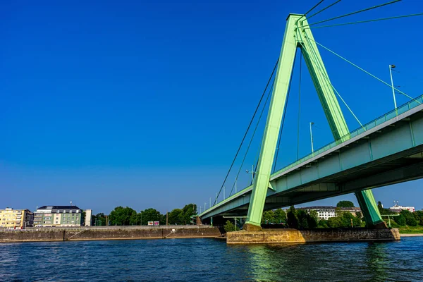 Krásný Pohled Moderní Most Přes Řeku — Stock fotografie