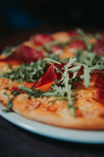 Primer Plano Una Deliciosa Pizza Casera Con Diferentes Ingredientes — Foto de Stock