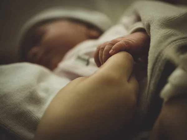 Closeup Shot Newborn Baby Hand Holding Parents Finger — Stock Photo, Image