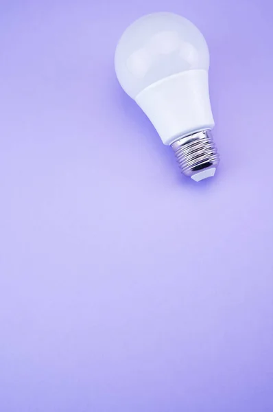 Die Leuchtstofflampe Auf Der Violetten Oberfläche — Stockfoto