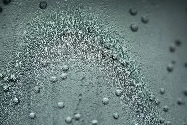 Yağmurlu Bir Günde Pencereye Konan Yağmur Damlalarının Makro Görüntüsü — Stok fotoğraf