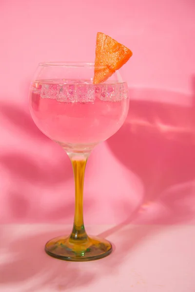 Plan Vertical Verre Gin Tonique Sur Fond Rose — Photo