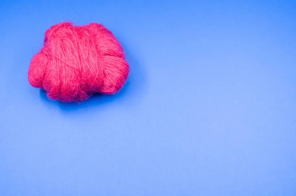 Высокоугольный Снимок Шара Розовой Пряжи Голубой Поверхности — стоковое фото