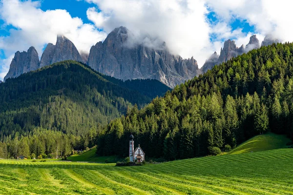 Iglesia Santa Magdalena Valle Villnoss Tirol Del Sur Italia Con —  Fotos de Stock