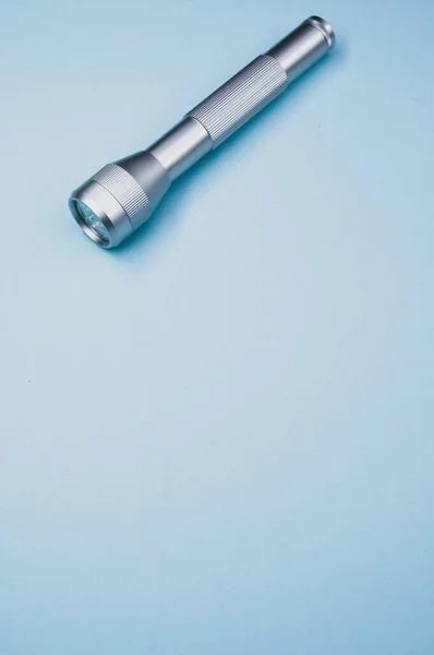 Silver Ficklampa Ljusblå Bakgrund — Stockfoto