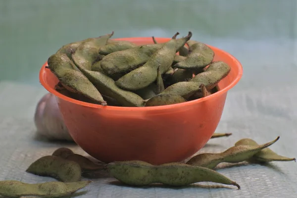 新鮮な緑の豆のボウルの高角度ショット — ストック写真
