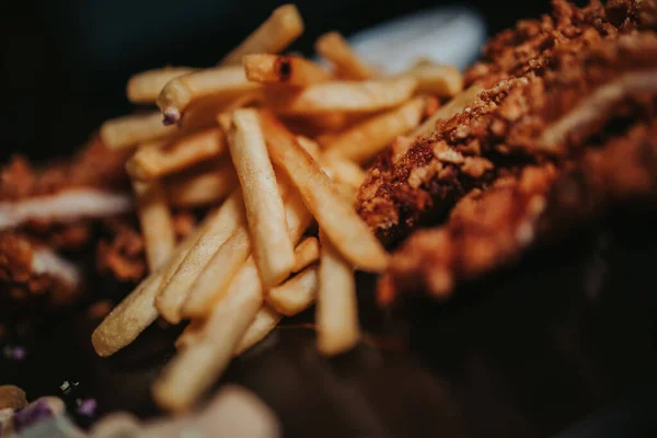 Primer Plano Alas Pollo Con Papas Fritas — Foto de Stock