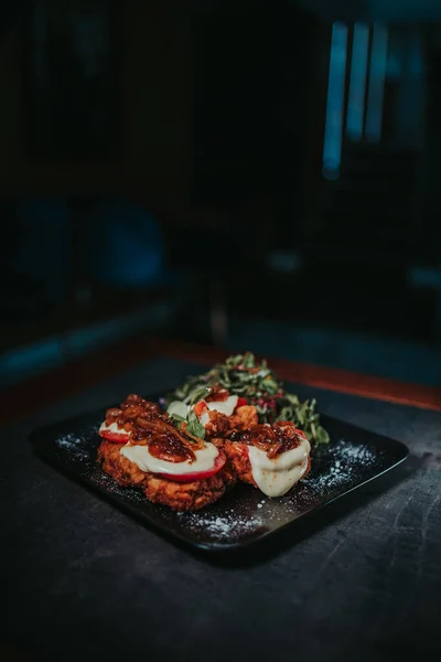 닭고기를 샐러드와 식탁에 — 스톡 사진