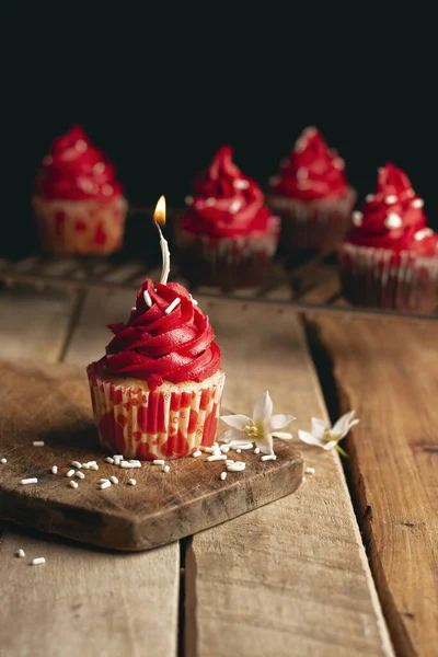 Tiro Vertical Cupcake Vela Com Creme Vermelho — Fotografia de Stock