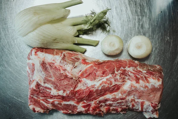 生の肉と玉ねぎのクローズアップ — ストック写真