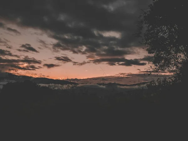 夕暮れ時の山の風景のシルエット — ストック写真