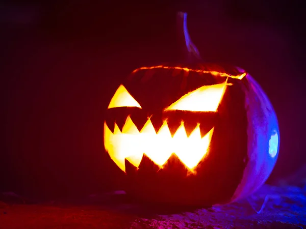 Zbliżenie Ujęcie Strasznej Dyni Rozjaśniają Wewnątrz Dla Halloween Party — Zdjęcie stockowe