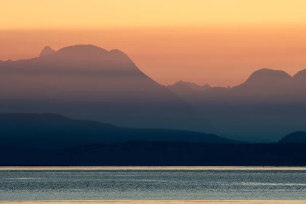 Matahari Terbit Atas Pegunungan Coast British Colombia Bagus Untuk Wallpaper — Stok Foto