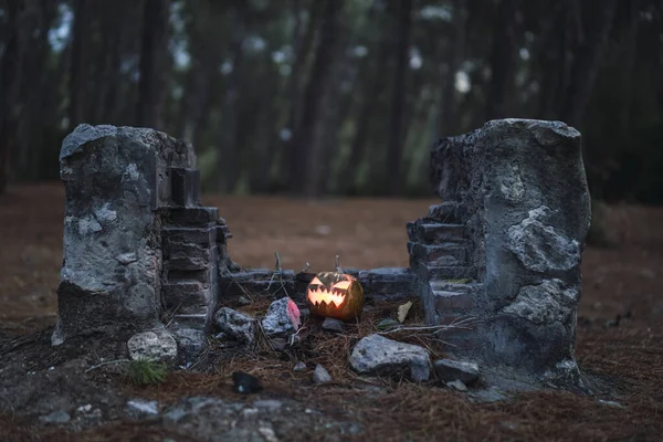 Een Halloween Pompoen Met Een Eng Gezicht Oude Ruïnes Een — Stockfoto