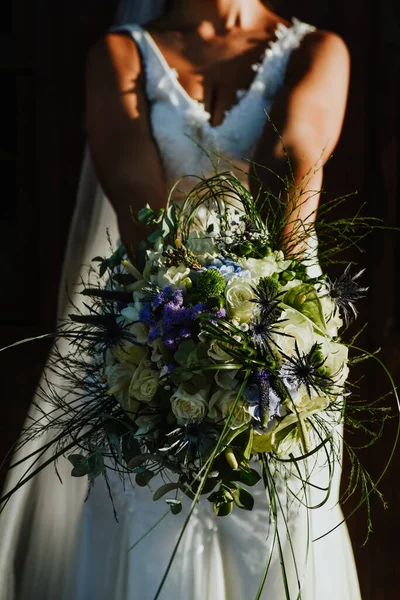 Ein Selektiver Fokus Der Braut Mit Dem Brautrosenstrauß — Stockfoto