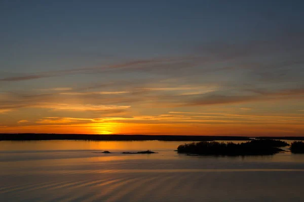 Pôr Sol Hipnotizante Com Nuvens Coloridas Refletindo Mar — Fotografia de Stock