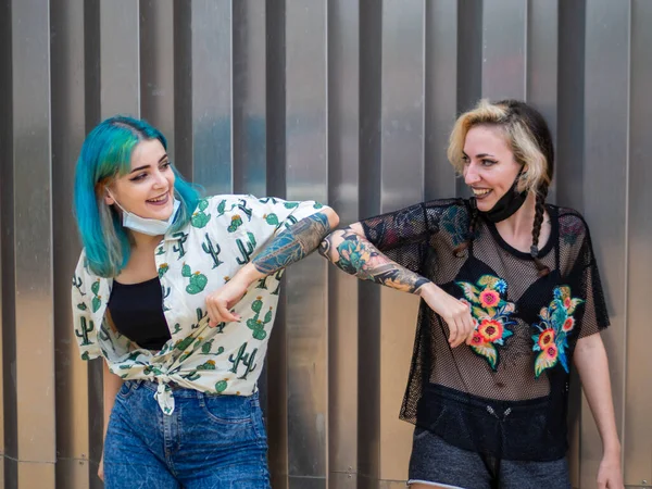 Een Shot Van Twee Vrouwen Met Medische Maskers Die Met — Stockfoto