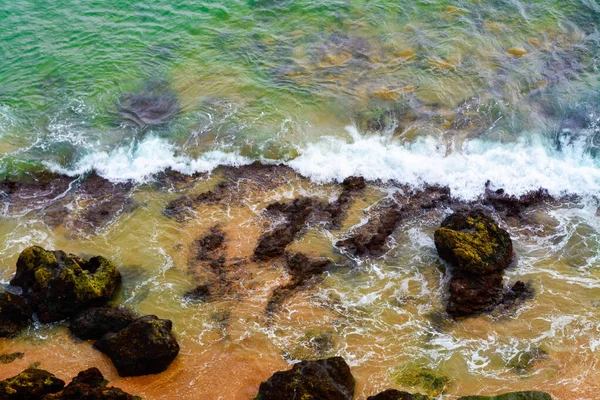Uma Vista Aérea Das Ondas Mar Entre Pedras Costa — Fotografia de Stock