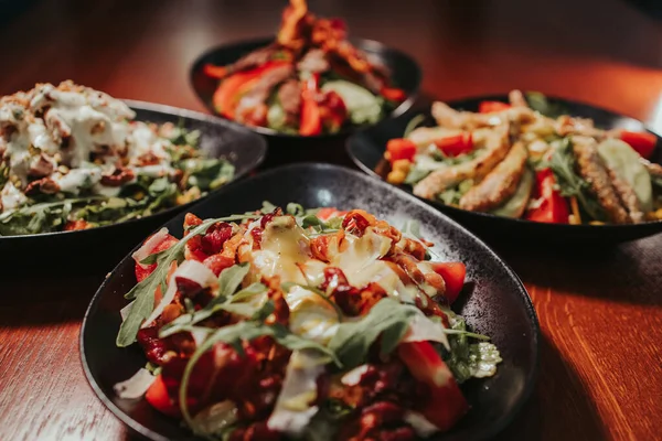 Eine Nahaufnahme Von Köstlichem Salat Mit Huhn Käse Spinat Nüssen — Stockfoto