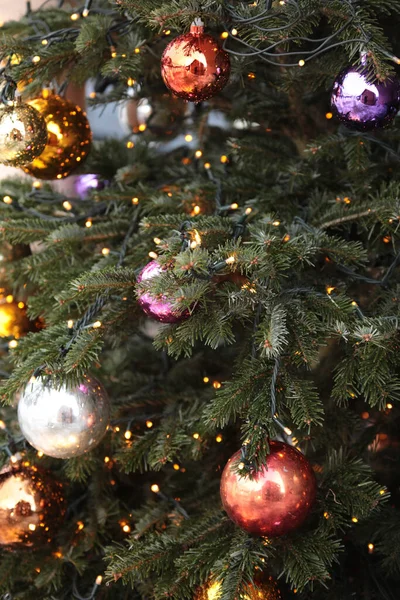 Közelkép Egy Karácsonyfáról Gyönyörű Dekorációs Golyókkal Fényekkel — Stock Fotó
